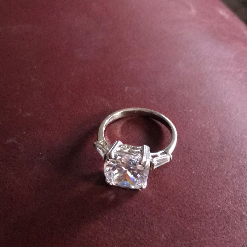 Beautiful 6 Carat 925 Sterling Silver CZ Ring Size 8